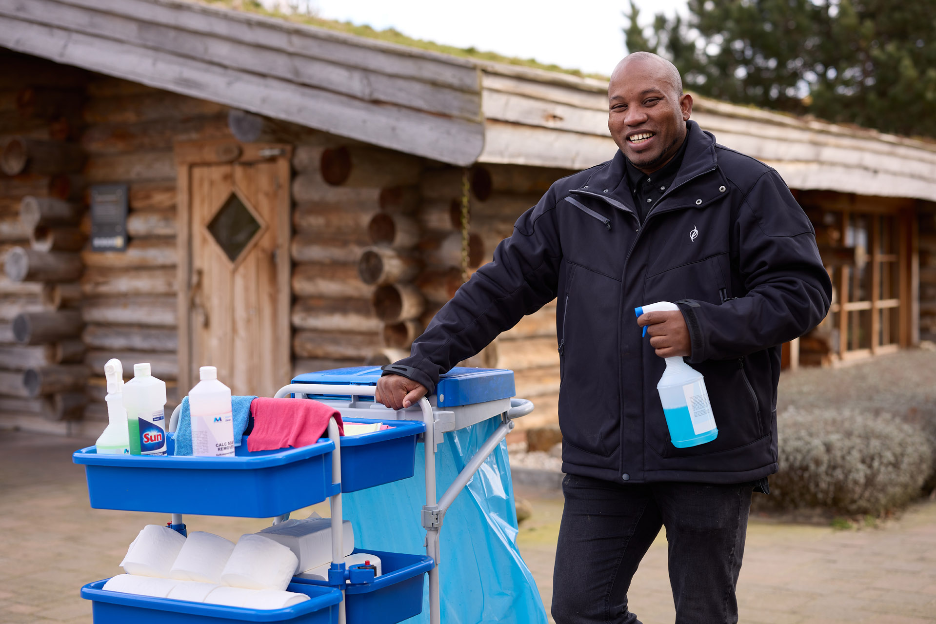 Medewerker facilitair buiten met kar